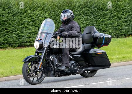 Whittlebury, Northants., Royaume-Uni - 6 août 2023. Harley Davidson Fat Bob 114 moto traversant un village anglais. Banque D'Images