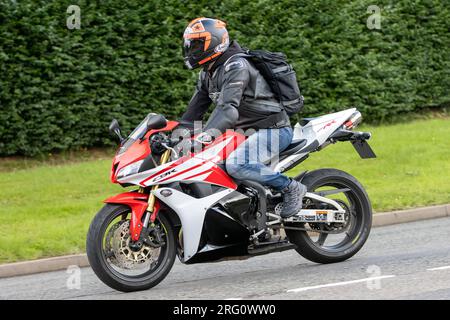 Whittlebury, Northants., Royaume-Uni - 6 août 2023. Moto rouge Honda CBR 600 RR-C 2014 traversant un village anglais. Banque D'Images