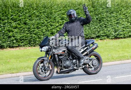 Whittlebury, Northants., Royaume-Uni - 6 août 2023. 2018 Triumph Speed Triple RS 1050 moto traversant un village anglais. Banque D'Images