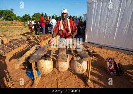 Les musiciens portent un instrument traditionnel en bois semblable à un xylophone du Mozambique appelé mbila (pluriel timbila) Banque D'Images