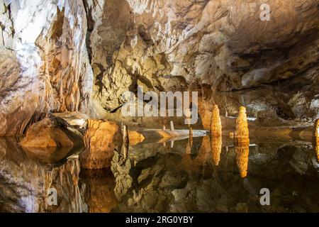 Reflets phénoménaux de stalactites et stalagmites à l'intérieur de la grotte Belianska dans le parc national des Tatras en Slovaquie Banque D'Images