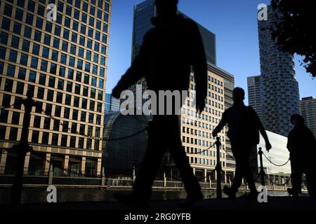 Photo de dossier datée du 06/10/12 d'employés de bureau et de navetteurs marchant à Canary Wharf à Londres pendant l'heure de pointe du matin. Les entreprises hésitent à recruter de nouveaux employés en raison de préoccupations concernant les perspectives économiques, selon les recherches. Date de parution : lundi 7 août 2023. Banque D'Images