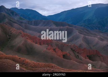 Tract Zhaman uy dans les montagnes du Kazakhstan sur Platey Assy. L'argile fantastique reste de couleur rouge le soir d'été Banque D'Images