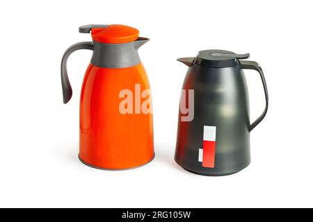 Thermos vert foncé et orange. Gros plan. Isolé sur fond blanc. Banque D'Images