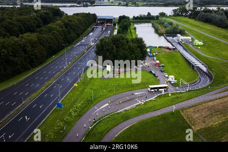 HEINENOORD - 06/08/2023, Drone photo du travail sur le tunnel Heinenoord. En raison d'une rénovation, le tunnel de l'autoroute A29 sera complètement fermé. ANP JEFFREY GROENEWEG pays-bas sorti - belgique sorti Banque D'Images