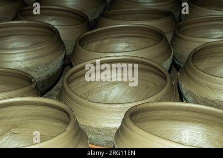 Les pots en argile font partie de la culture indienne depuis très longtemps. Et nous avons nos propres façons de faire des pots d'argile avec différents types d'argile, de l'eau de silice Banque D'Images