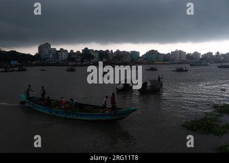 Narayanganj, Dhaka, Bangladesh. 7 août 2023. Les habitants traversent la rivière Shitalakhya par des bateaux en bois à Narayanganj, au Bangladesh, un jour de pluie. La saison de la mousson apporte de fortes précipitations au pays. En fait, environ 80% des précipitations annuelles du Bangladesh se produisent de juin à octobre, et à la fin de la saison de la mousson, près d'un tiers du pays est sous l'eau. Le Bangladesh est un pays très humide, recevant en moyenne environ 2 200 millimètres (mm) de précipitations par an. (Image de crédit : © Joy Saha/ZUMA Press Wire) USAGE ÉDITORIAL SEULEMENT! Non destiné à UN USAGE commercial ! Banque D'Images