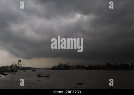 Narayanganj, Dhaka, Bangladesh. 7 août 2023. Les habitants traversent la rivière Shitalakhya par des bateaux en bois à Narayanganj, au Bangladesh, un jour de pluie. La saison de la mousson apporte de fortes précipitations au pays. En fait, environ 80% des précipitations annuelles du Bangladesh se produisent de juin à octobre, et à la fin de la saison de la mousson, près d'un tiers du pays est sous l'eau. Le Bangladesh est un pays très humide, recevant en moyenne environ 2 200 millimètres (mm) de précipitations par an. (Image de crédit : © Joy Saha/ZUMA Press Wire) USAGE ÉDITORIAL SEULEMENT! Non destiné à UN USAGE commercial ! Banque D'Images