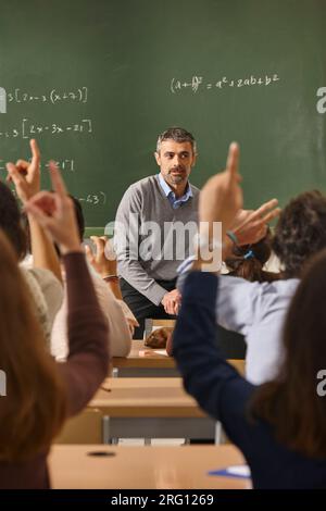 Professeur de mathématiques donnant des leçons. Salle de classe avec les élèves. Éducation scolaire Banque D'Images