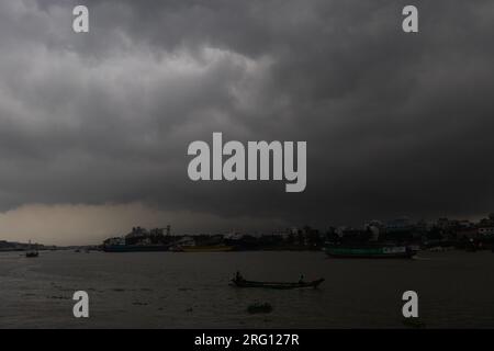 Narayanganj, Dhaka, Bangladesh. 7 août 2023. Les habitants traversent la rivière Shitalakhya par des bateaux en bois à Narayanganj, au Bangladesh, un jour de pluie. La saison de la mousson apporte de fortes précipitations au pays. En fait, environ 80% des précipitations annuelles du Bangladesh se produisent de juin à octobre, et à la fin de la saison de la mousson, près d'un tiers du pays est sous l'eau. Le Bangladesh est un pays très humide, recevant en moyenne environ 2 200 millimètres (mm) de précipitations par an. (Image de crédit : © Joy Saha/ZUMA Press Wire) USAGE ÉDITORIAL SEULEMENT! Non destiné à UN USAGE commercial ! Banque D'Images