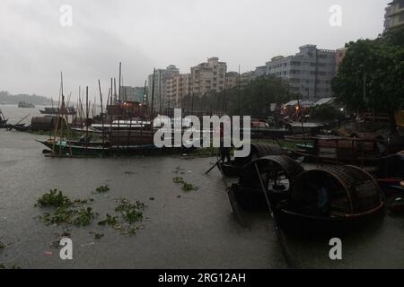 Narayanganj, Dhaka, Bangladesh. 7 août 2023. Les habitants traversent la rivière Shitalakhya par des bateaux en bois à Narayanganj, au Bangladesh, un jour de pluie. La saison de la mousson apporte de fortes précipitations au pays. En fait, environ 80% des précipitations annuelles du Bangladesh se produisent de juin à octobre, et à la fin de la saison de la mousson, près d'un tiers du pays est sous l'eau. Le Bangladesh est un pays très humide, recevant en moyenne environ 2 200 millimètres (mm) de précipitations par an. (Image de crédit : © Joy Saha/ZUMA Press Wire) USAGE ÉDITORIAL SEULEMENT! Non destiné à UN USAGE commercial ! Banque D'Images