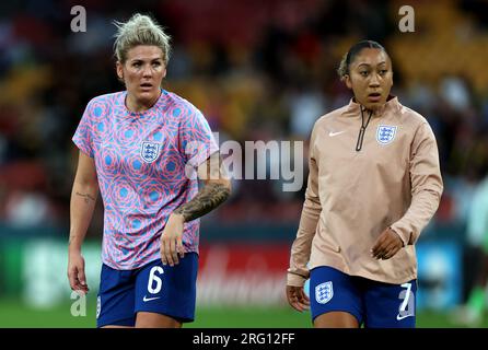 Les anglaises Millie Bright (à gauche) et Lauren James s'échauffent avant le coup d'envoi avant le match de la coupe du monde féminine de la FIFA, ronde de 16 au Brisbane Stadium, en Australie. Date de la photo : lundi 7 août 2023. Banque D'Images