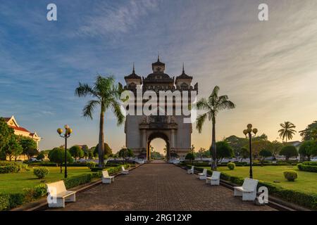 Vientiane Laos, horizon de la ville au lever du soleil à Patuxai (Patuxay) le plus célèbre point de repère de Vientiane Banque D'Images