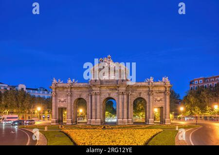 Madrid Espagne, vue nocturne de la ville à Puerta de Alcala Banque D'Images