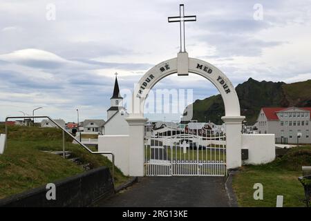 Porte du cimetière et église du petit village de Heimaey, sur l'île du même nom dans les îles Vestmannaeyjar-Westman- Islande Banque D'Images