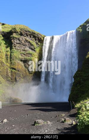 Cascade Skogafoss sur la rivière Skógá dans le sud de l'Islande Banque D'Images