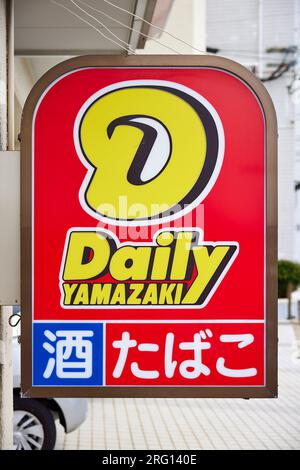 Daily Yamazaki, chaîne de franchise de dépanneurs, enseigne ; Japon Banque D'Images