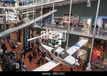 Galerie avec des avions dans le Musée national d'Écosse à Édimbourg, Écosse, Royaume-Uni. Banque D'Images