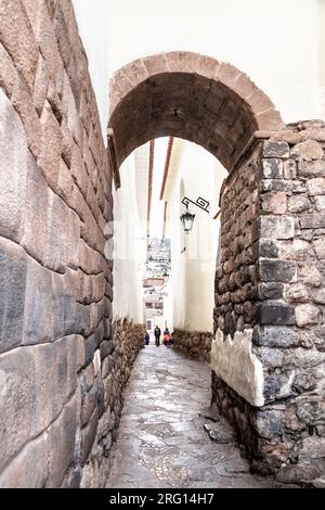 Siete Culebras passage le long de Palacio Nazarenas Hôtel et Chapelle San Antonio Abad, Centro Historico, Cusco, Pérou Banque D'Images