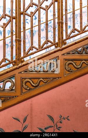 Détail de l'escalier au bout de la longue galerie, balustrade en fer et bois imitant le bambou, Royal Pavilion (Brighton Pavilion), Brighton, Angleterre Banque D'Images
