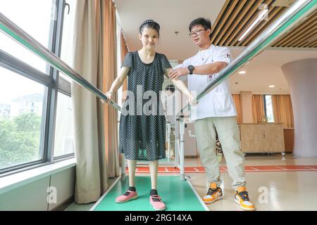 HUZHOU, CHINE - le 7 AOÛT 2023 - Un travailleur médical guide une personne handicapée dans le cadre d'une formation de réadaptation à « Rehabilitation Home », une santé communautaire Banque D'Images