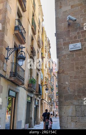 Typique de la rue étroite de Barcelone avec lampadaire antique, Espagne. Banque D'Images