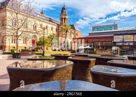 Adélaïde, Australie - 2 septembre 2019 : South Australian Museum avec fontaines emblématiques à l'avant vu de North Terrace dans le quartier des affaires d'Adélaïde sur un b. Banque D'Images