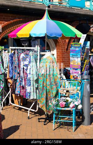 Magasins de vêtements de plage dans les Kings Road Arches, Brighton, Angleterre Banque D'Images