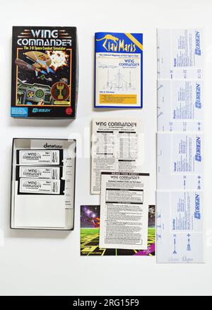 Flat-Lay 2, contenu de Wing Commander, The 3-D Space combat Simulator – Box Art, jeu informatique de simulation de vol spatial MS-DOS de science-fiction Banque D'Images