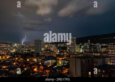 Ciel spectaculaire avec des éclairs dans la nuit orageuse au-dessus du centre-ville de Tbilissi Banque D'Images