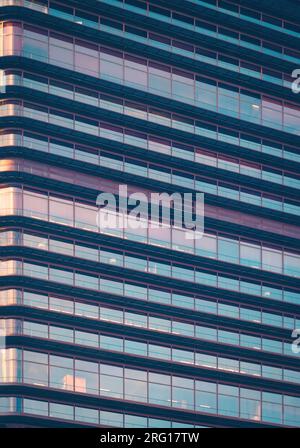 Grand bâtiment moderne avec murs en verre réfléchissant Banque D'Images