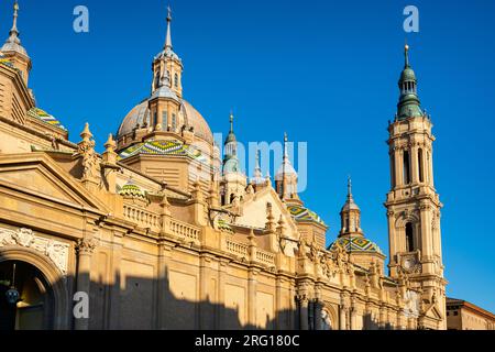 Façade à angle bas de l'ancienne cathédrale avec des détails ornementaux sur le toit et le dôme sous le ciel bleu situé à Saragosse en Espagne Banque D'Images