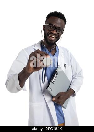 Sourire jeune homme afro-américain médecin dans des lunettes regardant la caméra tout en se tenant debout montrant le diaphragme stéthoscope avec des écouteurs dans les oreilles carryin Banque D'Images