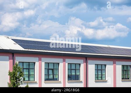 Panneaux solaires sur le toit de la maison en Italie. Cellules solaires photovoltaïques efficaces économisant l'énergie verte propre et renouvelable. Énergie durable, énergie électrique Banque D'Images