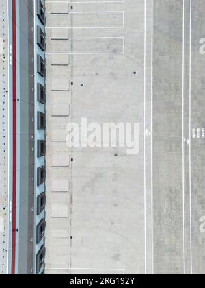 vue aérienne drone du bâtiment d'entrepôt avec quais dans le centre de distribution Banque D'Images