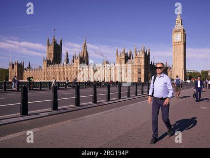 Les gens traversent Westminster Bridge à Londres. Date de la photo : lundi 7 août 2023. Banque D'Images