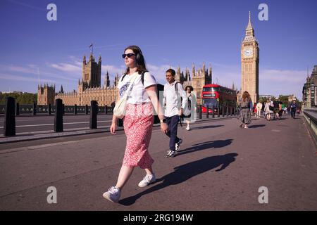 Les gens traversent Westminster Bridge à Londres. Date de la photo : lundi 7 août 2023. Banque D'Images