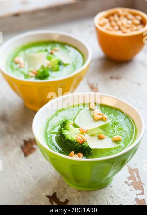 soupe crémeuse au brocoli avec fromage et noix de pin Banque D'Images