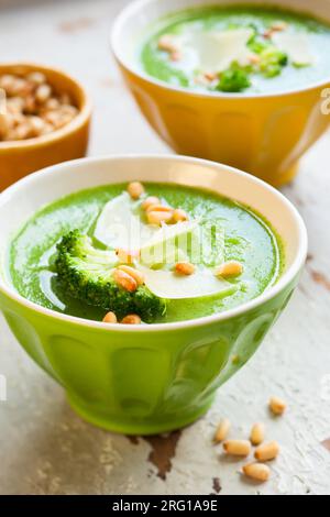 soupe crémeuse au brocoli avec fromage et noix de pin Banque D'Images