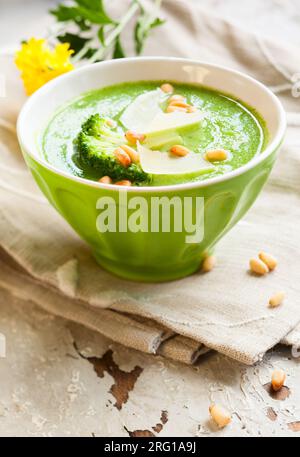 soupe crémeuse au brocoli avec fromage et noix de pin Banque D'Images