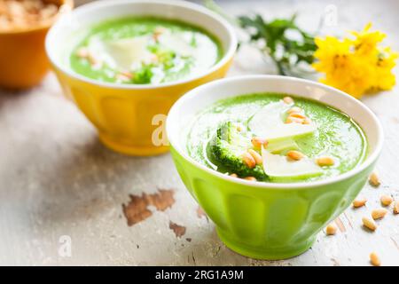 soupe crémeuse au brocoli avec fromage et noix de pin Banque D'Images