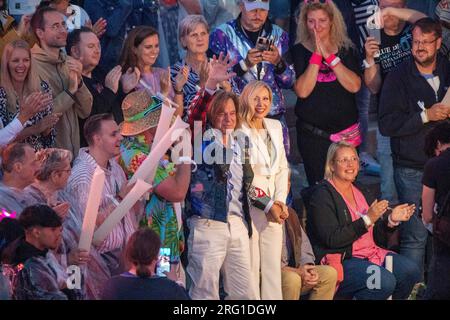 Juergen DREWS (Jurgen), chanteur, chanteur pop, 'Koenig von Mallorca' avec sa femme Ramona DREWS dans le public, la grande fête de plage de Schlager 2023, enregistrée le 15 juillet 2023 dans l'amphithéâtre de Gelsenkirchen, diffusée le 12 août 2023 à 8:15 dans la première télévision allemande, Banque D'Images