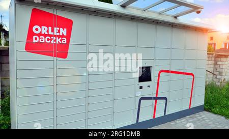 Varsovie, Pologne. 6 août 2023. Machine de collecte de colis, service de livraison. Boîte électronique intelligente de casier à colis en acier, boîtes aux lettres automatiques. ORLEN Banque D'Images
