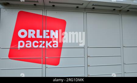 Varsovie, Pologne. 6 août 2023. Machine de collecte de colis, service de livraison. Boîte électronique intelligente de casier à colis en acier, boîtes aux lettres automatiques. ORLEN Banque D'Images
