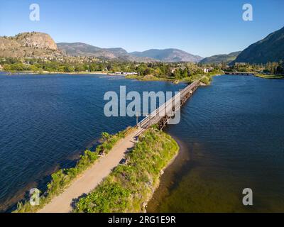 Vue du drone aréial au-dessus du pont à chevalets KVR sur le lac Skaha à Okanagan Falls, Colombie-Britannique, Canada et situé dans la vallée de l'Okanagan. Banque D'Images