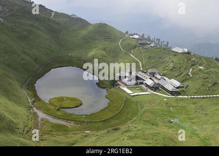 Les pios & lac Saint Prashar, situé dans l'Himalayas', dans l'état Himachal Pradesh de notre belle nation Inde, avec une île flottante mystérieuse Banque D'Images