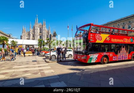 Milan, Italie - 27 avril 2019 : Paysage avec cathédrale Duomo di Milano et bus rouge à Milan, Italie Banque D'Images