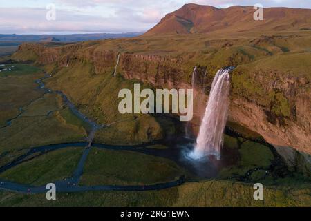 Coucher de soleil dans la cascade de Seljalandfoss de vue aérienne Banque D'Images