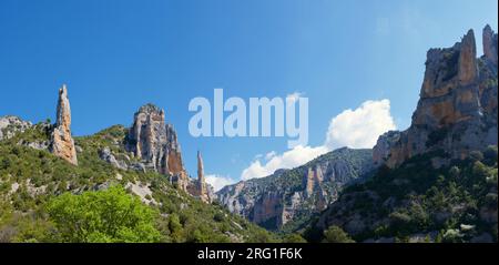 Flèches rocheuses dans Mascun Ravine dans les montagnes de Guara. Banque D'Images