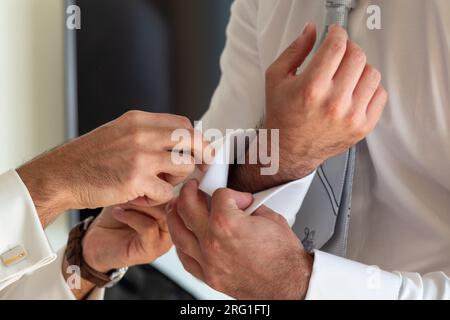 Marié s'habiller et se préparer pour le jour de son mariage Banque D'Images